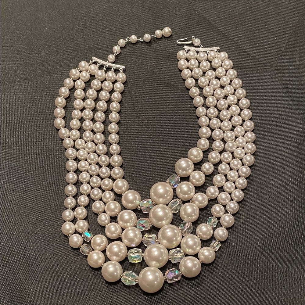 Elegant Pearl and Crystal Necklace